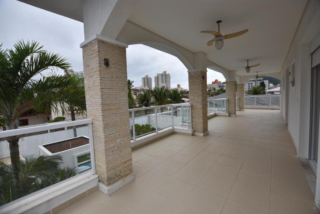 Casa Com Piscina A 150M Da Praia Da Enseada Гуаружа Экстерьер фото